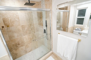 Een douche, een haardroger, handdoeken, zeep