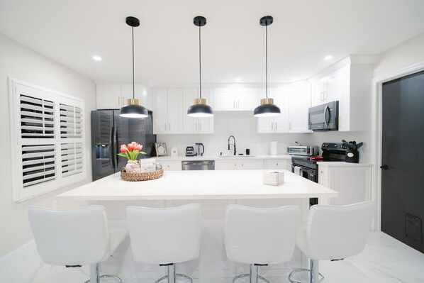 Réfrigérateur, micro-ondes, four, plaque de cuisson