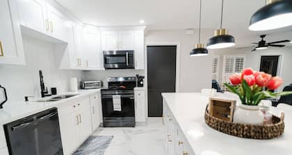 Close to the Beach and 5th Ave! Fun Naples Peaceful Getaway 4U!