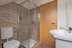 Shower, hair dryer, towels, soap - Holy Harmony Suite 2 (Bloke)