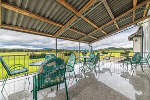 Outdoor dining - Holy Harmony Suites Apartments (Bloke)