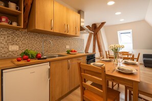 Fridge, oven, stovetop, electric kettle - Holy Harmony Suites Apartments (Bloke)