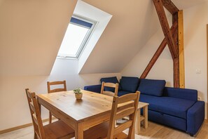 家庭公寓, 多間臥室 (Holy Harmony Suite 3) | 起居區 | 21-吋平面電視、數位頻道、電視