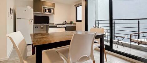 Køleskab, mikrobølgeovn, ovn, kogeplade