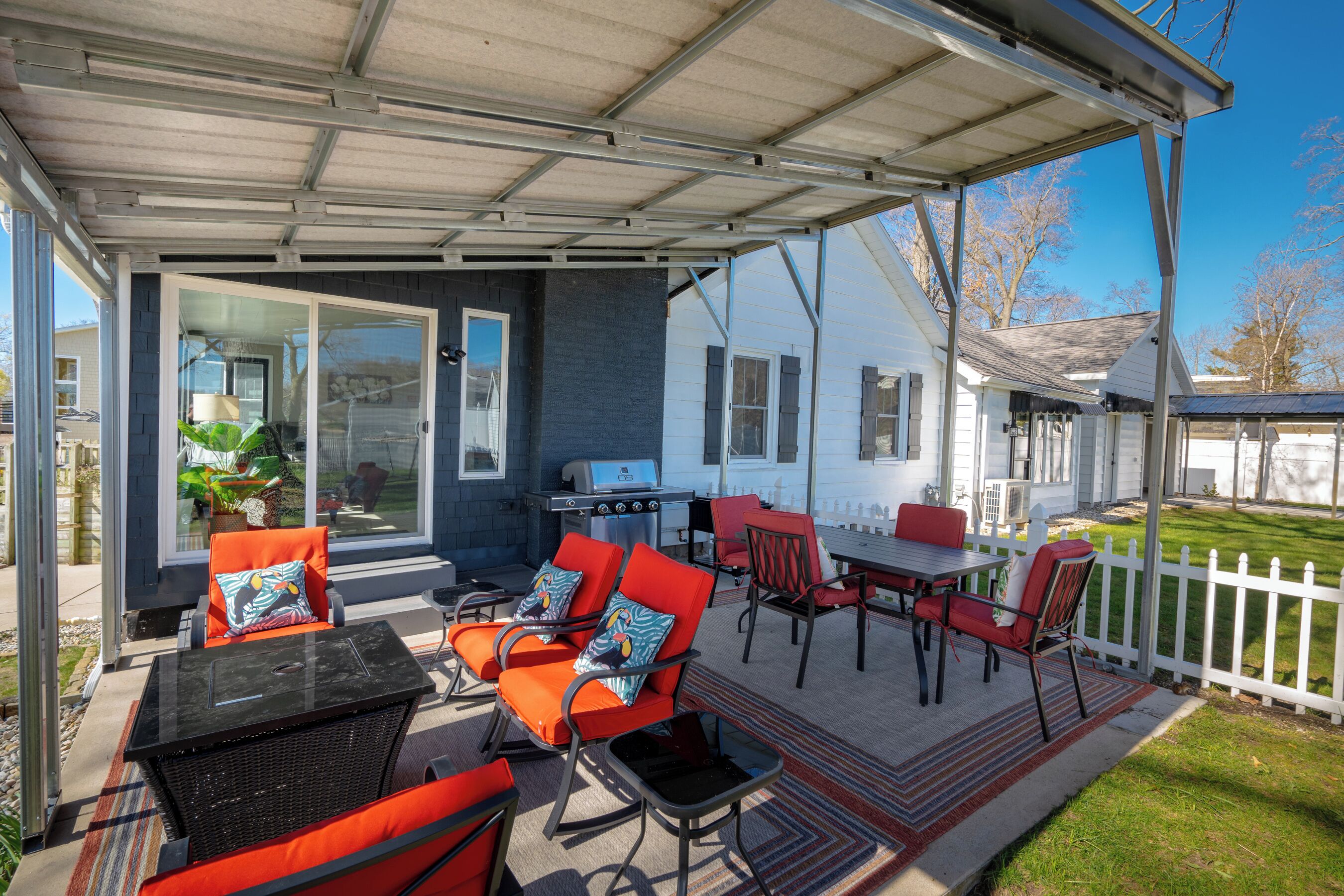 Hideaway Cottage located on Bear Lake!