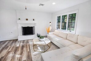 Téléviseur, foyer, table de baby-foot