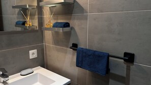 Shower, hair dryer, towels, soap - Apartment- Gare St Charles (Marseille)