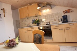 Fridge, microwave, oven, stovetop - Ferienwohnung Hochplatte für 2-4 Personen (Bernau am Chiemsee)