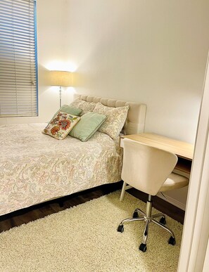 A bedroom with a bed, a desk, and a chair. - New Marina Del Rey 1 BDR Beach / Pool & Hot Tub, Ocean
 (Marina del Rey)