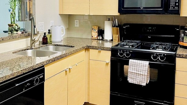 A kitchen with a microwave, stove, and dishwasher. - New Marina Del Rey 1 BDR Beach / Pool & Hot Tub, Ocean
 (Marina del Rey)