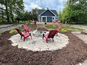 Property grounds - Whispering woods retreat- morning yoga on the deck, EV charging & pet friendly (Baileys Harbor)