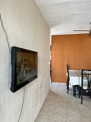 House, 2 Bedrooms, Accessible, Smoking | Tempat makan luar