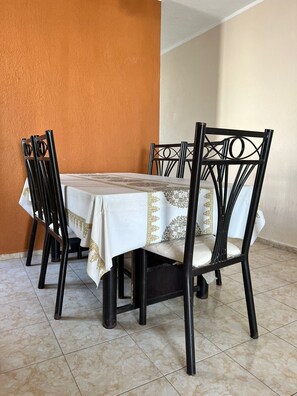 House, 2 Bedrooms, Accessible, Smoking | Dining - Nice House With Air Conditioning And Wifi (Mérida)