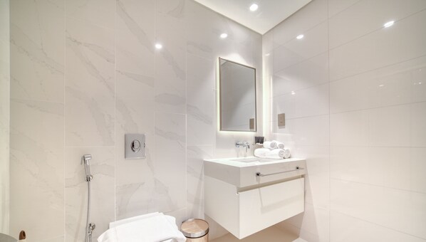 Ducha, secador de pelo y toallas