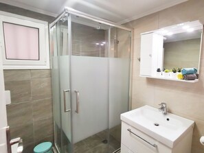 Een douche, een haardroger, handdoeken, zeep