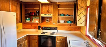 Close to Shaver Lake, family friendly, pets welcomed!!