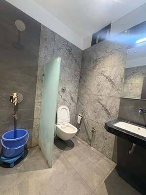 Een douche, gratis toiletartikelen, handdoeken, zeep