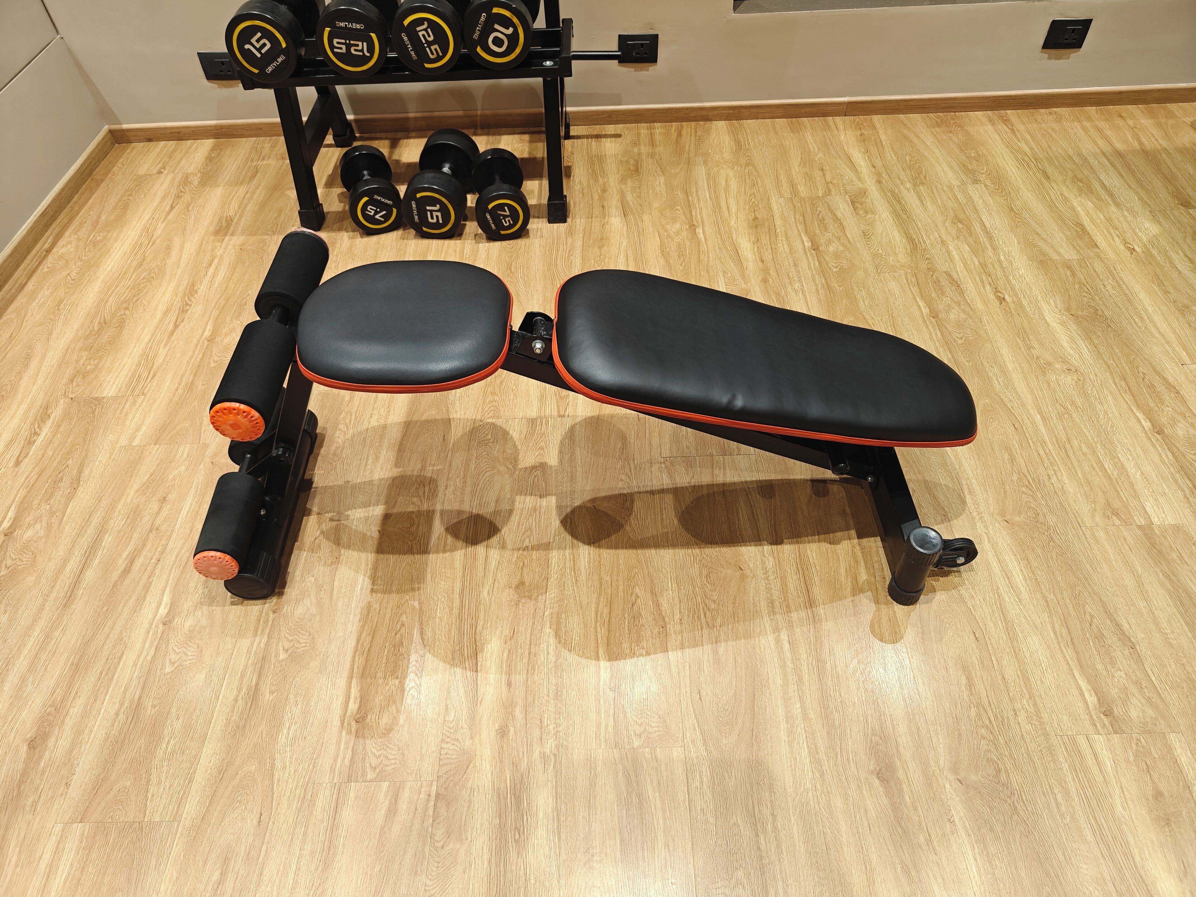 Un gimnasio con una banca y pesas.