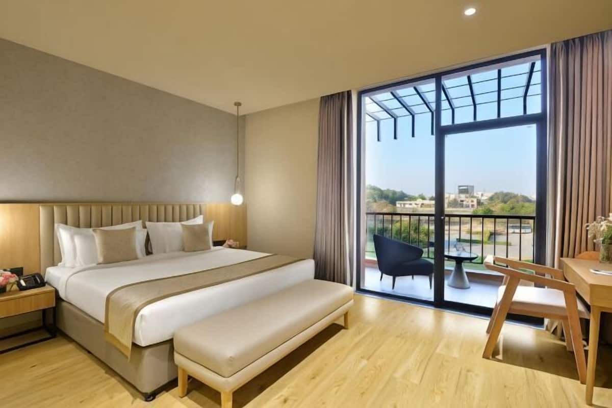 Ropa de cama hipoalergénica y caja de seguridad en la habitación 