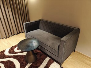 套房, 城市景观 | 防过敏的被褥、客房内保险箱、办公桌、笔记本电脑工作区