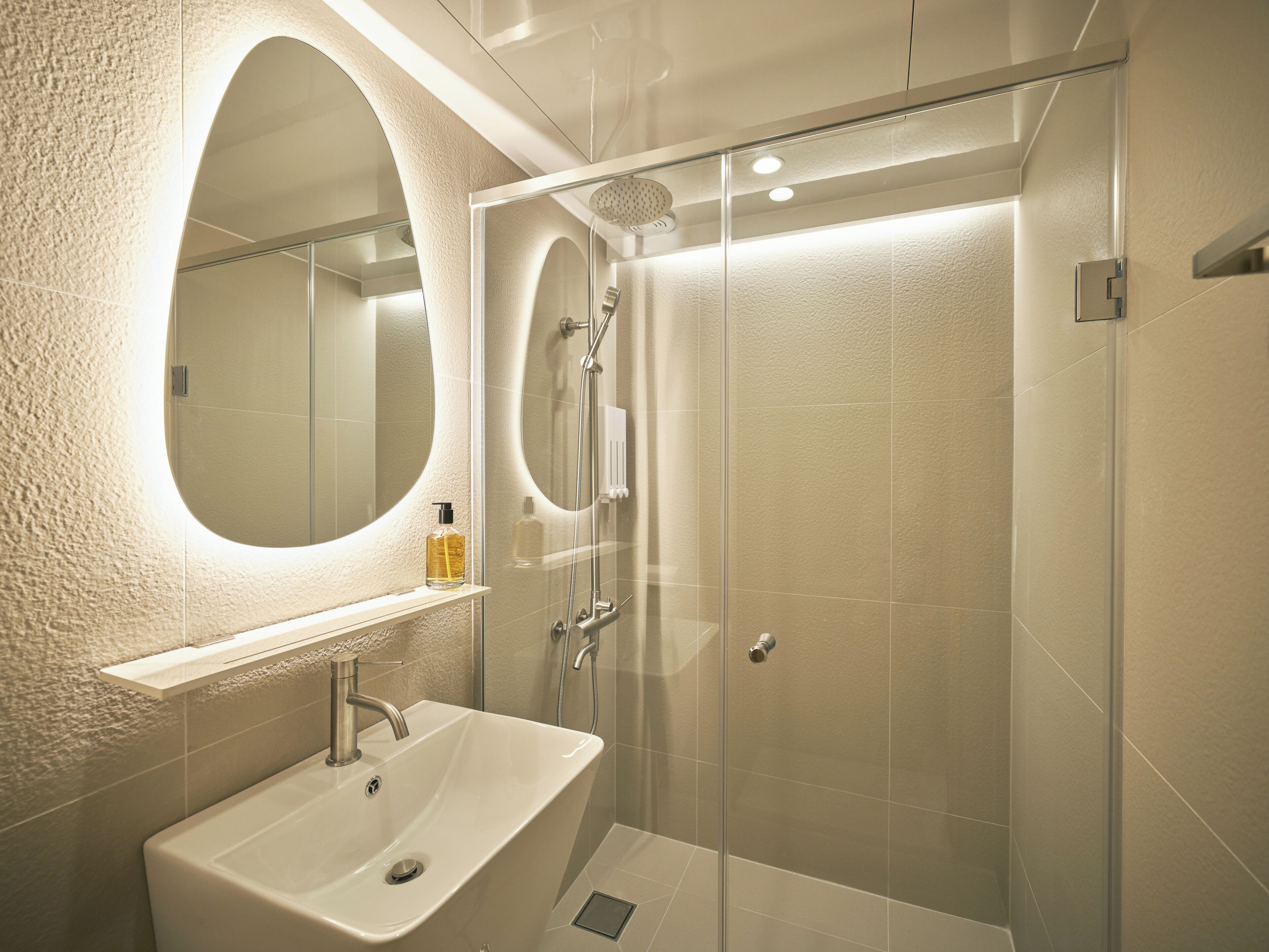Grand Suite, 2 Bedrooms, 2 Bathrooms (1 parking lot) | Bathroom | Shower, rainfall showerhead, hair dryer, slippers