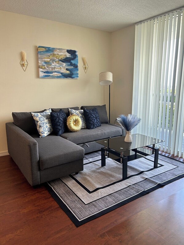 Smart TV - This unit is very comfortable, peaceful and cozy. Great for work/small families (Miami)