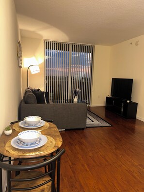 Smart TV - This unit is very comfortable, peaceful and cozy. Great for work/small families (Miami)