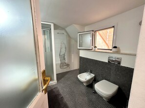 Dusj, hårføner, bidé og håndklær