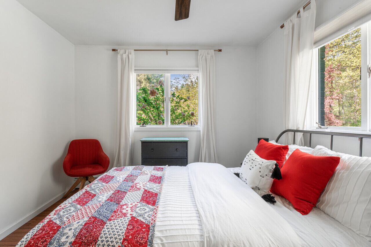 3 bedrooms, desk, iron/ironing board, travel crib