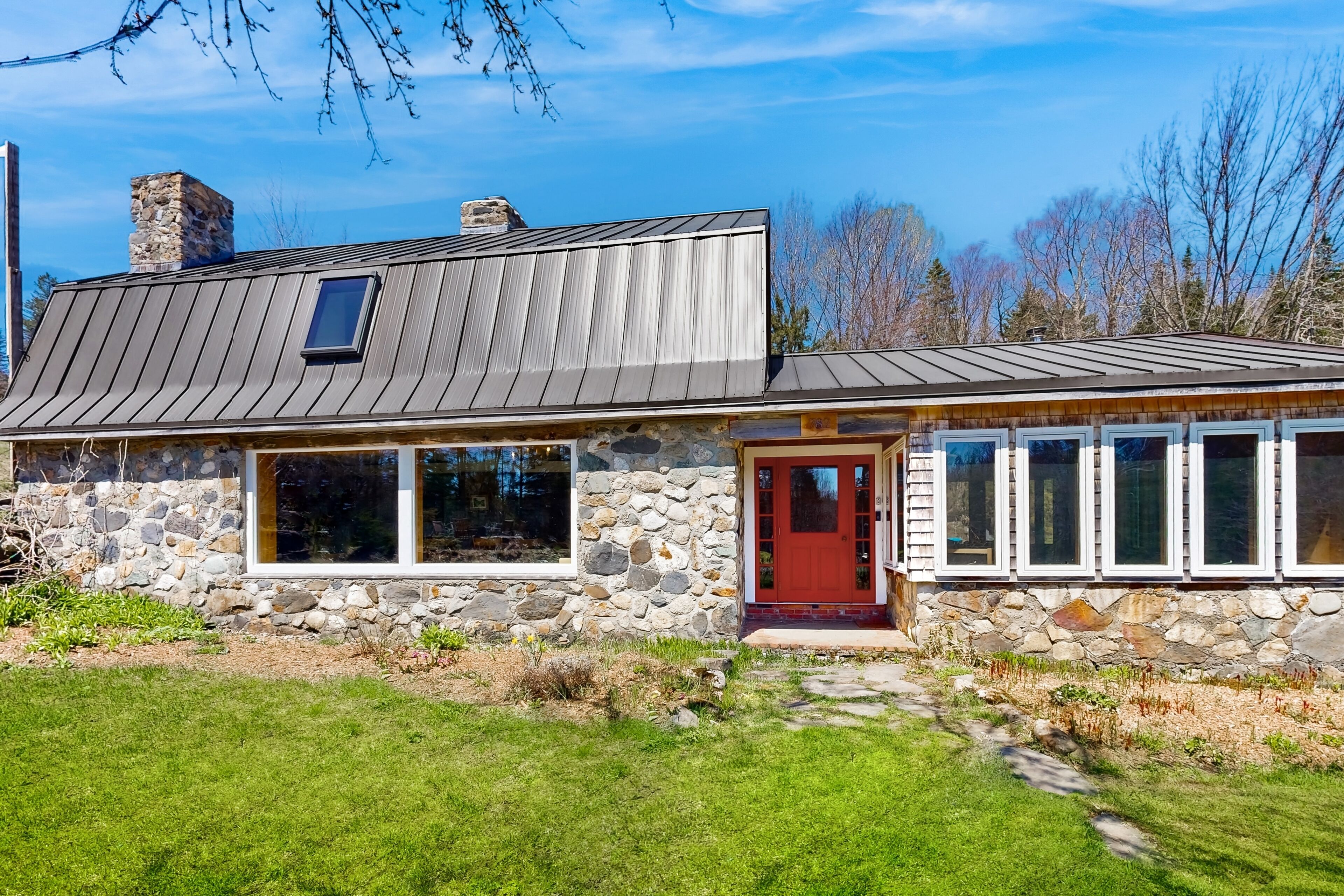 StonyBrook Falls: Newly Renovated 50-Acre Retreat (Waterfall View, Dog Friendly)