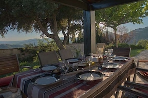 Outdoor dining - Villa Valcros Comfortable holiday residence (La Londe les Maures)
