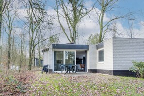 Outdoor dining - Veluwe Forest Bungalow (Kootwijk)