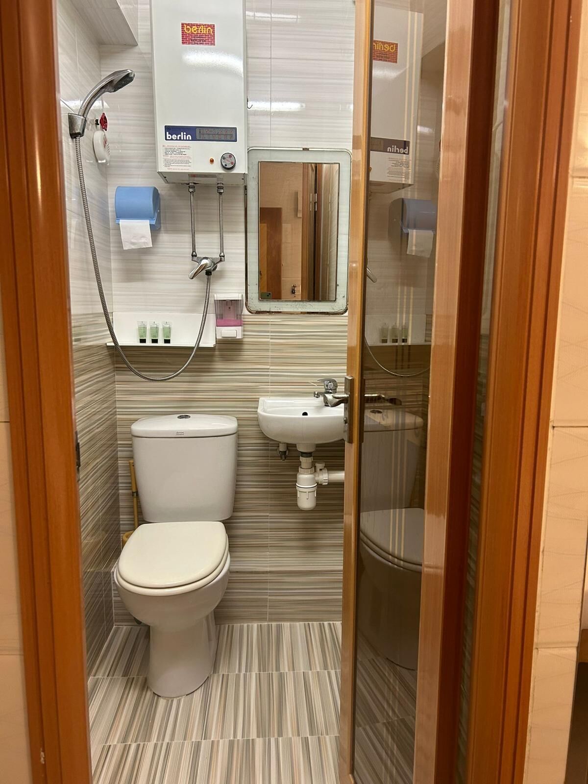 Habitación cuádruple Deluxe | Baño | Zapatillas, champú y papel higiénico