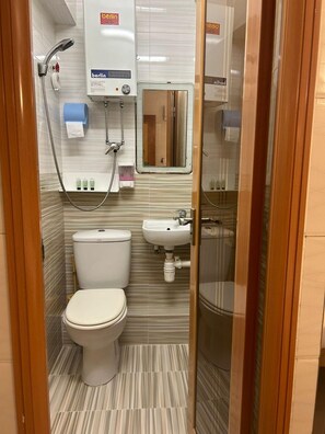 Firemannsrom – deluxe | Bad | Tøfler, sjampo og toalettpapir