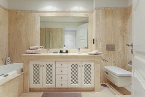 Secador de cabelo, toalhas de banho