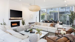Smart TV, fireplace, offices - Venice View by AvantStay | Walk to Venice Beach | Rooftop, Ice Bath, Luxe Design (Venice)