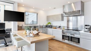 Coffee/tea maker, fridge, microwave, oven - Venice View by AvantStay | Walk to Venice Beach | Rooftop, Ice Bath, Luxe Design (Venice)
