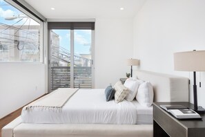 4 habitaciones, escritorio y tabla de planchar con plancha