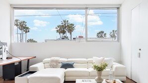 Smart TV, fireplace, offices - Venice View by AvantStay | Walk to Venice Beach | Rooftop, Ice Bath, Luxe Design (Venice)