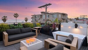 Terrace/patio - Venice View by AvantStay | Walk to Venice Beach | Rooftop, Ice Bath, Luxe Design (Venice)