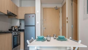 Phòng Tiêu chuẩn, không hút thuốc, bồn tắm | Bếp riêng | Tủ lạnh, ấm điện, dụng cụ nấu nướng/bát dĩa/dao nĩa, bàn ăn 