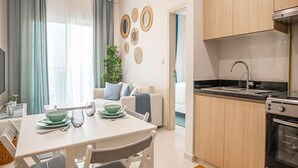 Phòng Tiêu chuẩn, không hút thuốc, bồn tắm | Bếp riêng | Tủ lạnh, ấm điện, dụng cụ nấu nướng/bát dĩa/dao nĩa, bàn ăn 