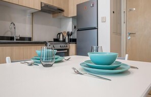 スタンダード ルーム 禁煙 浴槽 | 専用キッチン | 大型冷蔵庫、電気ポット、調理器具と食器、ダイニングテーブル