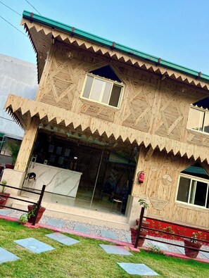 Mặt tiền nơi lưu trú