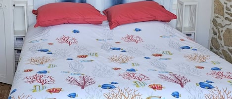 3 bedrooms, iron/ironing board, WiFi (free), bed sheets