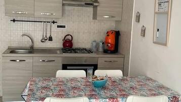 Fridge, oven, stovetop, coffee/tea maker