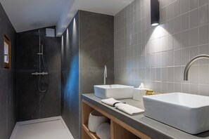 Douche, séchoir à cheveux, serviettes fournies, savon