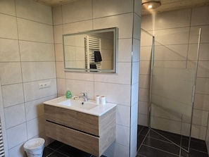 Dusche, Haartrockner, Handtücher