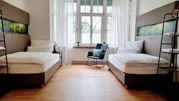3 Schlafzimmer, Schreibtisch, Bügeleisen/Bügelbrett, Reisekinderbett