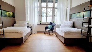 3 habitaciones, escritorio y tabla de planchar con plancha 